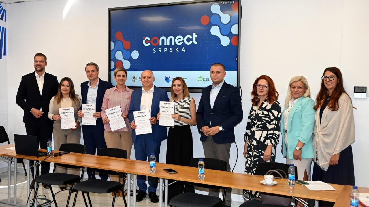 Gruppenfoto der Vertreterinnen und Vertreter der ausgezeichneten Unternehmen mit den Dankesurkunden