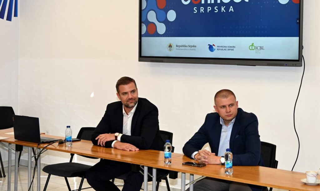 Zwei Teilnehmer der Veranstaltung vor der Connect-Srpska-Präsentation